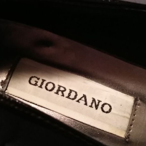 Black 🖤 Patent low Heel Shoes w/ Chiffon Roses - Picture 6 of 9